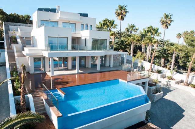 zu kaufen in Moraira, neu gebaute und moderne Luxusvilla mit Meerblick.  4 Schlafzimmer, Spa, beheiztes Schwimmbad, Fitnessraum und Solarplatten.